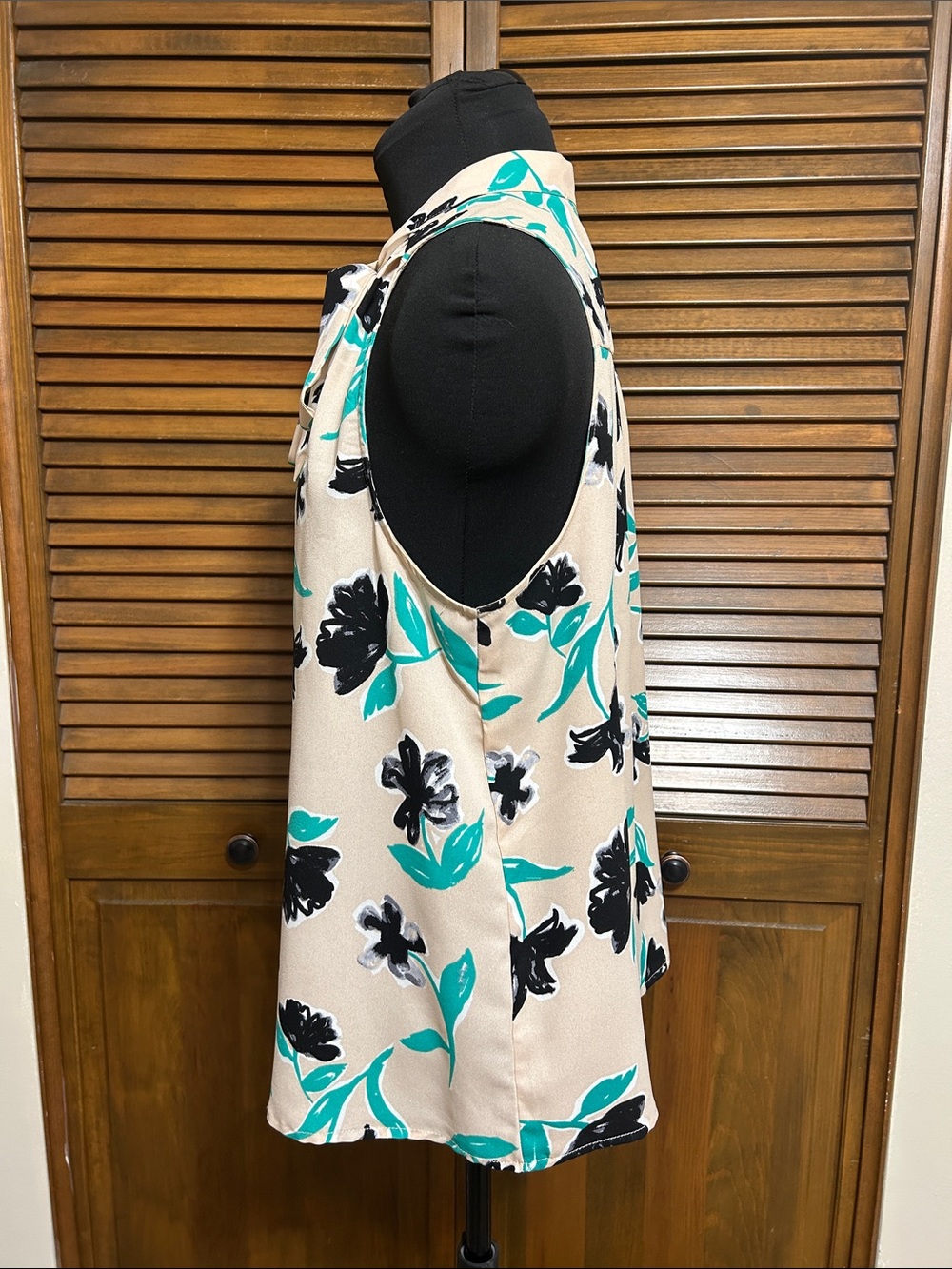 C&E Beige with Black & Teal Floral Sleeveless V-Neck with Tie Blouse Size L - Picture 4 of 7